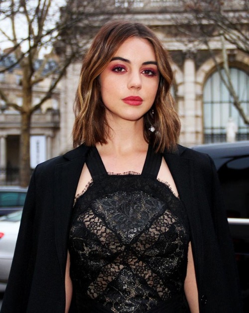 Colorful Eyeshadow Looks: Adelaide Kane's Pink Eyeshadow 