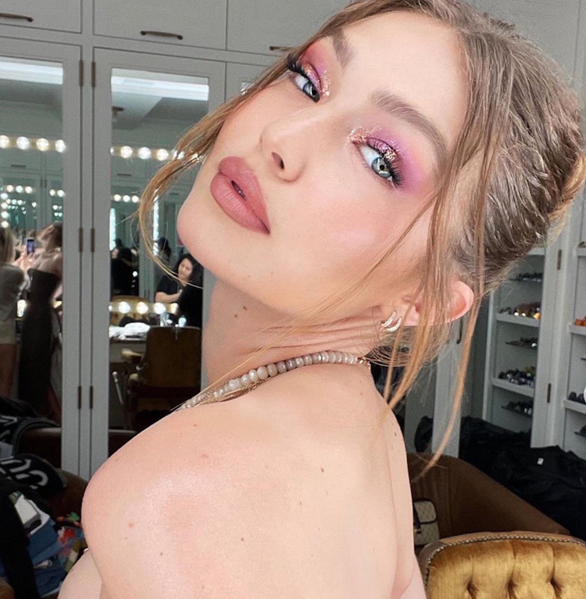 gigi hadid’s glittery pink eyeshadow look