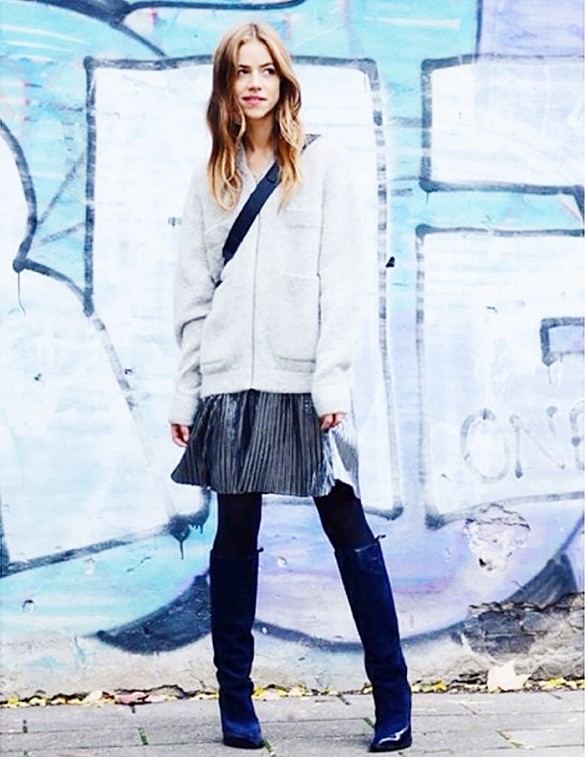 Short pleated skirt outfit ideas