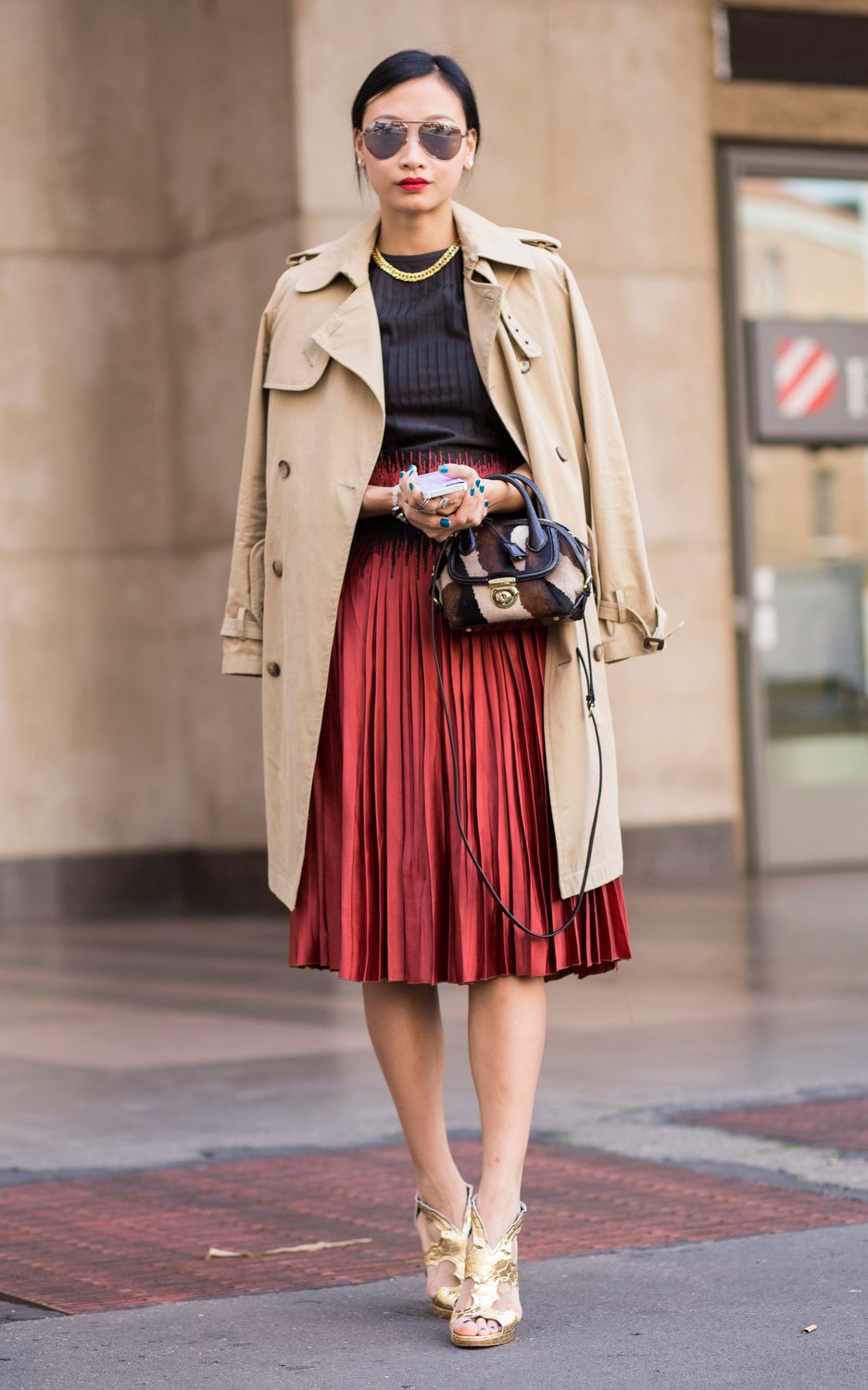 How to wear pleated skirts formally in winter 