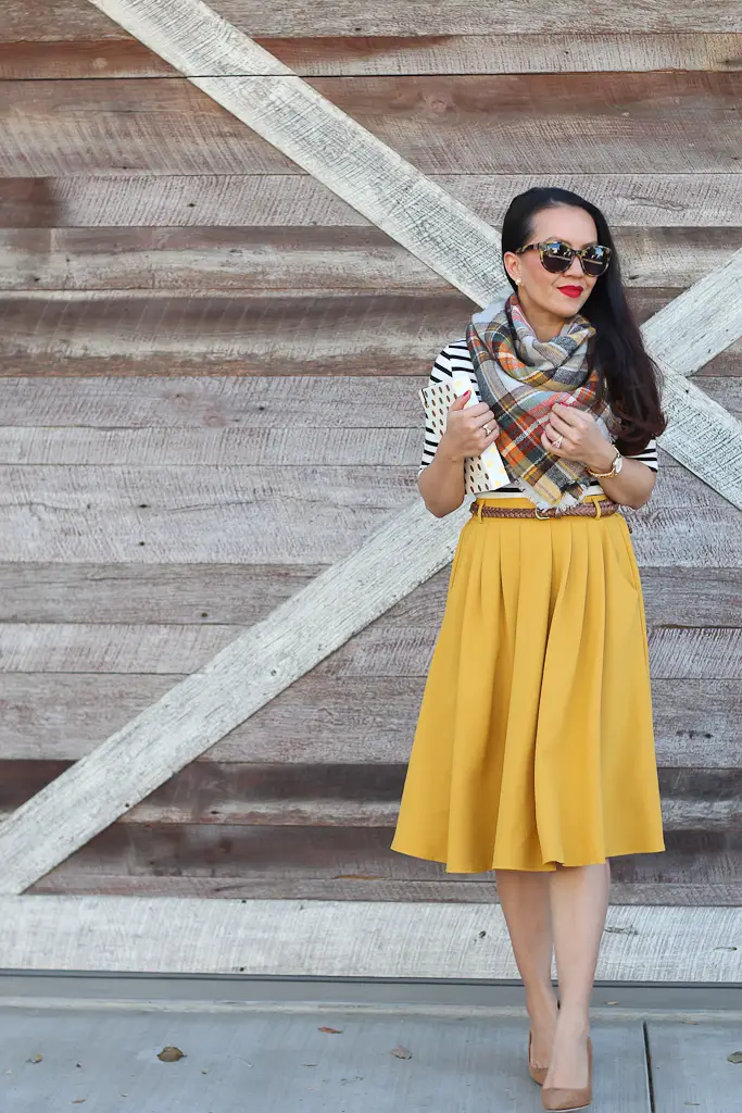 How to wear pleated skirts with a scarf